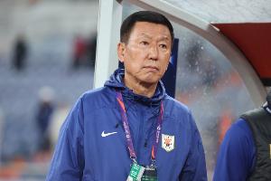 中超-泰山vs蓉城半场数据：射门数2-8，泰山半场4张黄牌